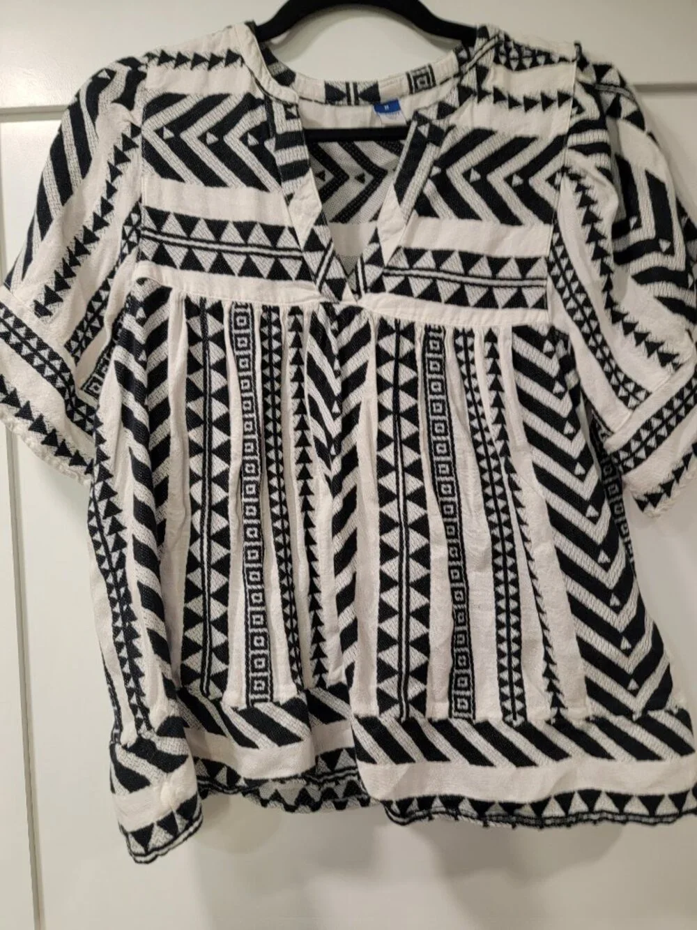 Old Navy Bohemian Split V-Neck Flutter Sleeve Top Size Medium - Picture 2 of 5